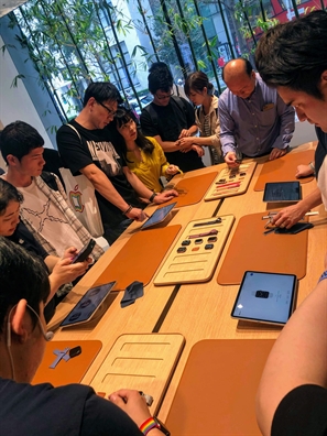 Nguoi Viet sang Singapore, Nhat Ban... xep hang mua iPhone 11 loi duoc bao nhieu?
