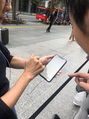 Nguoi Viet sang Singapore, Nhat Ban... xep hang mua iPhone 11 loi duoc bao nhieu?