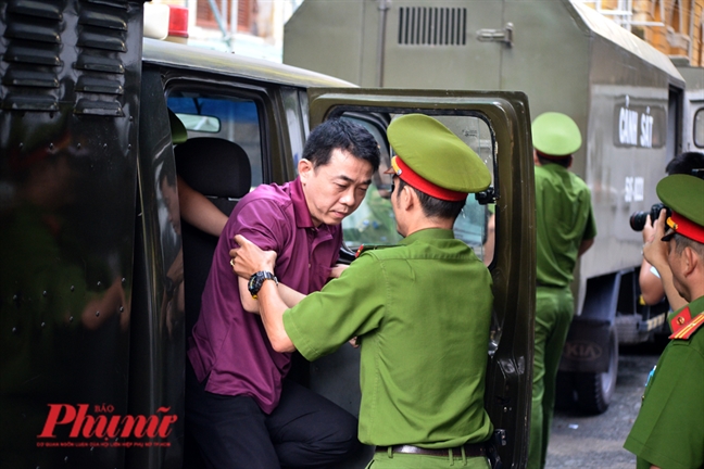 Xu vu VN Pharma: Nguyen Minh Hung binh tinh buoc xuong tu xe tu