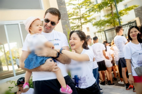 Con gái 1 tuổi của Lan Phương tham gia buổi chạy từ thiện cùng bố mẹ