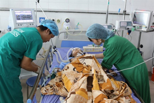 Ngã từ trên cao, bé gái bị cành cây chọc thủng ruột