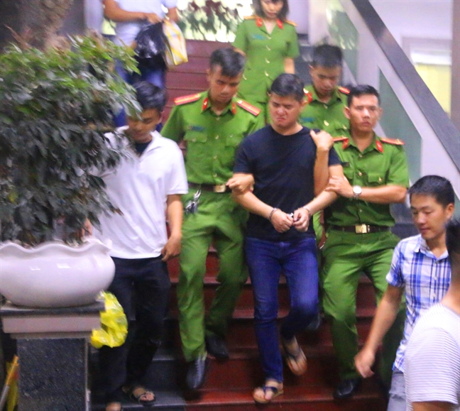 Bat giam bac si Le Quang Huy Phuong ve hanh vi hiep dam, co y gay thuong tich
