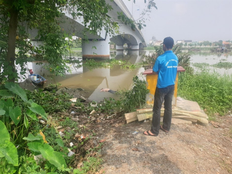 Thi thể nam đang phân hủy, trôi dưới chân cầu Phú Long