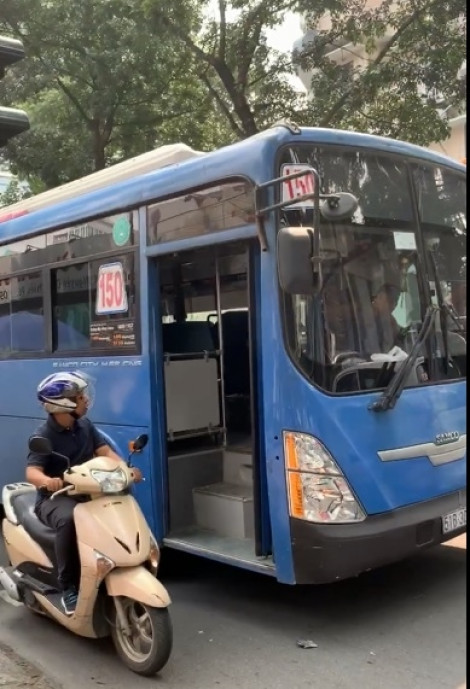 Đình chỉ tài xế xe buýt ở Sài Gòn có hành vi nhổ nước bọt người đi đường