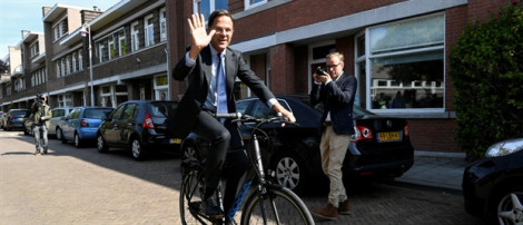 Thủ tướng Hà Lan đi làm bằng...xe đạp