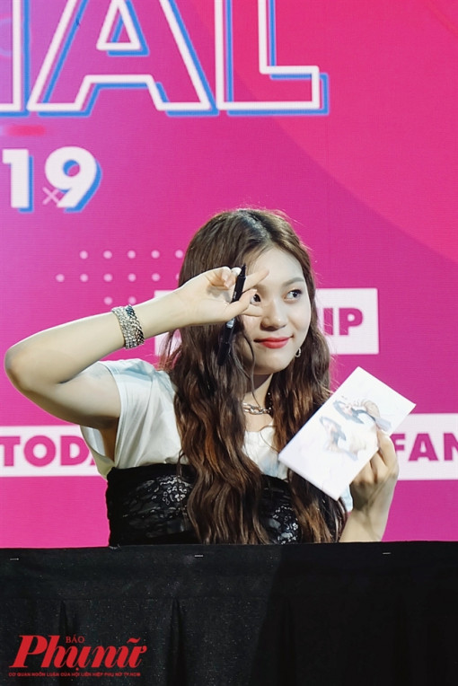 Nữ idol Kpop từng bị chê xấu nhất lịch sử xinh đẹp bất ngờ tại TP.HCM