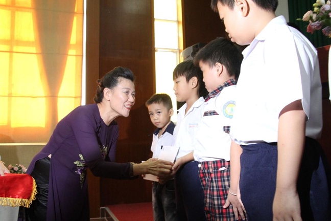 Nu cong nhan cac khu che xuat, khu cong nghiep kien nghi: Lam sao de an toan cho con, nhe nhang cho me!