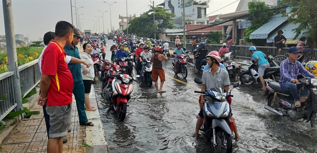 Dan quan va bo bao vo suot dem, sang ra phu huynh van phai cong con loi nuoc