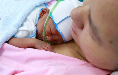 Ca sinh ba tự nhiên hiếm gặp khi mới 27,5 tuần được đặt tên bé Hai, bé Ba, bé Út