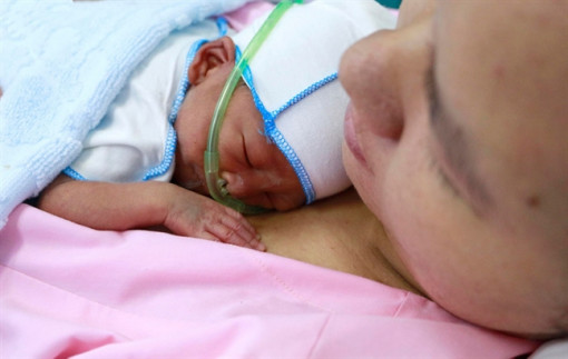 Ca sinh ba tự nhiên hiếm gặp khi mới 27,5 tuần được đặt tên bé Hai, bé Ba, bé Út