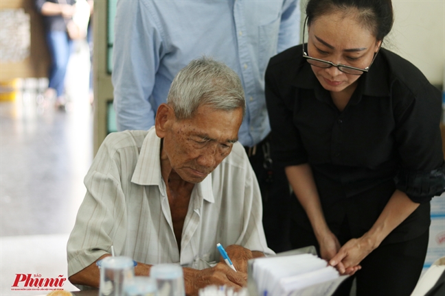 Xuc dong voi vi khan gia ngheo, benh tat lan loi tu tinh xa den dua tien NSND The Anh