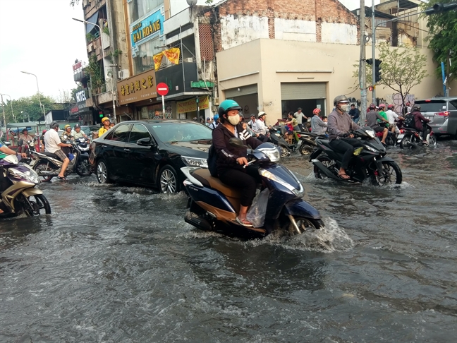 Dan van phong o trung tam Sai Gon hi huc ‘tang ca’ tat nuoc chong ngap