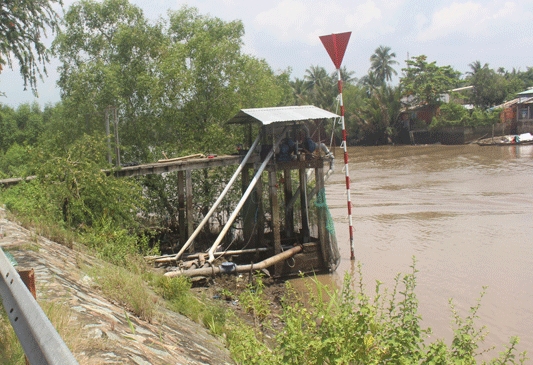 Sua may bom cho cong ty, 5 nguoi bi dien giat thuong vong