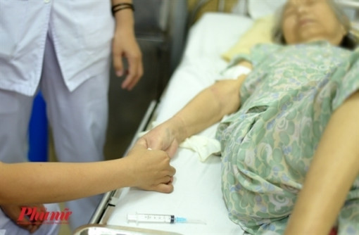 Mua bảo hiểm kiểu 'bia kèm lạc', khách hàng ôm cục tức