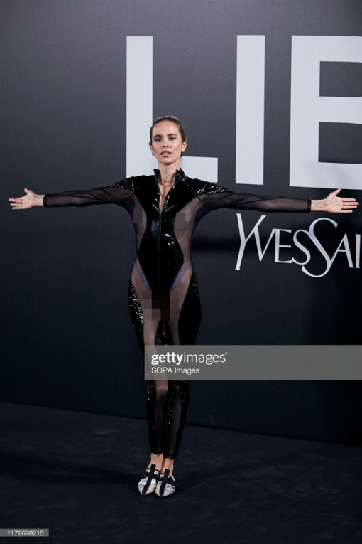 Nữ ca sĩ Tây Ban Nha bị chỉ trích với màn khoe thân phản cảm