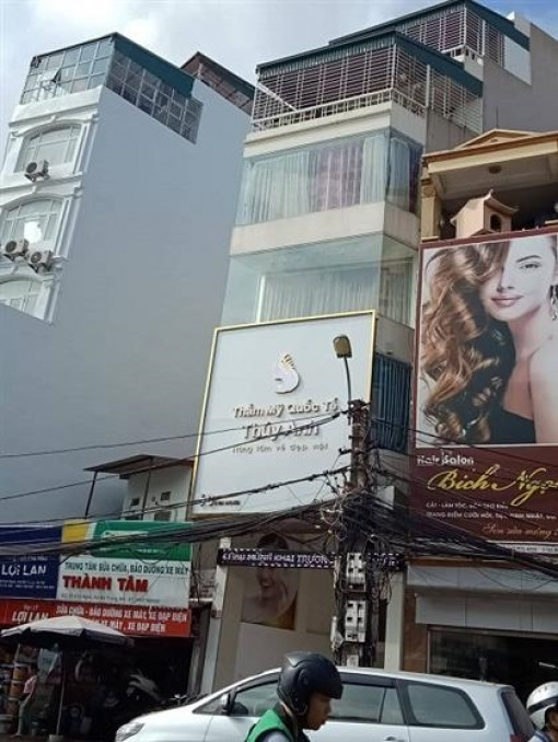 Vụ bệnh nhân tố nâng ngực bị ngất xỉu, co giật 3 lần: Thẩm mỹ viện chỉ được phép cắt tóc, gội đầu...