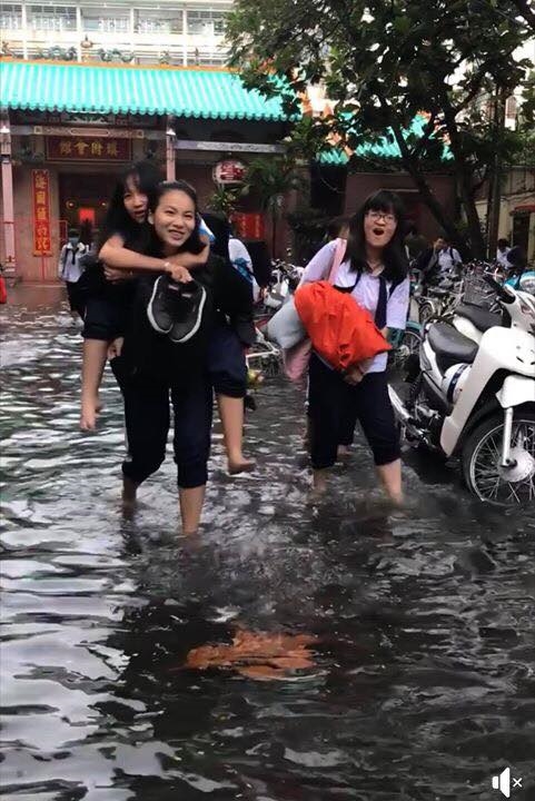 Ngoi truong cu mua xuong  lai ngap thanh song