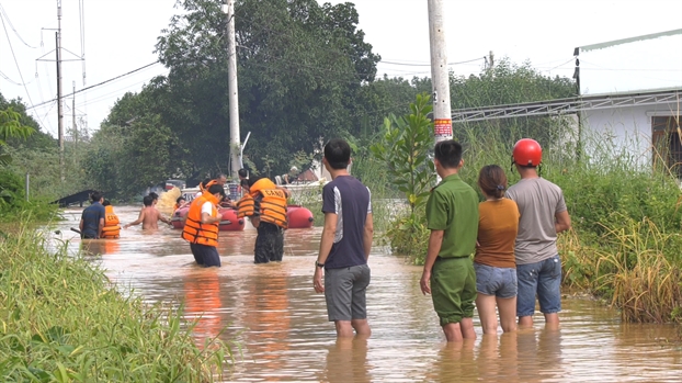 Lu lon nhat trong 10 nam dot ngot do ve, nguoi dan TP. Dong Xoai khong kip tro tay