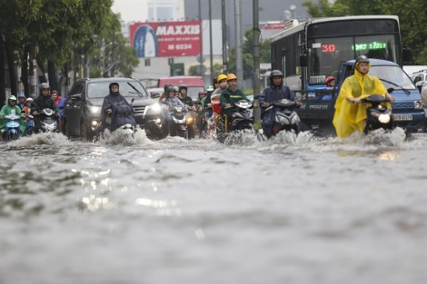 Người dân lo sợ nhà thành 'hầm chứa nước' khi đường Nguyễn Hữu Cảnh nâng lên 1,2m