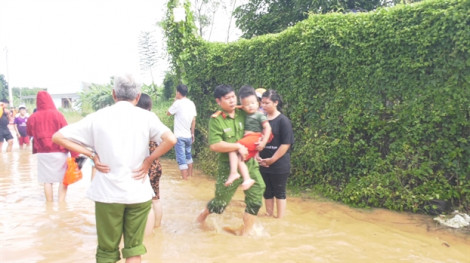 Lũ lớn nhất trong 10 năm đột ngột đổ về, người dân TP. Đồng Xoài không kịp trở tay