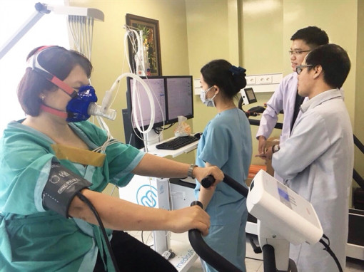 Chiếc máy và bước đi trước bệnh của thầy thuốc