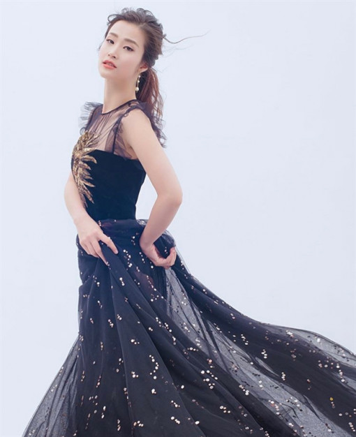 Sao đẹp tuần này: Đông Nhi ngày càng sành điệu trước đám cưới