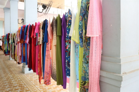 Chia nhau những bộ áo dài