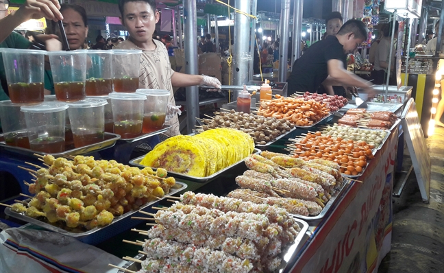 Hang ngan nguoi chen chan trai nghiem pho dem dau tien o Nghe An