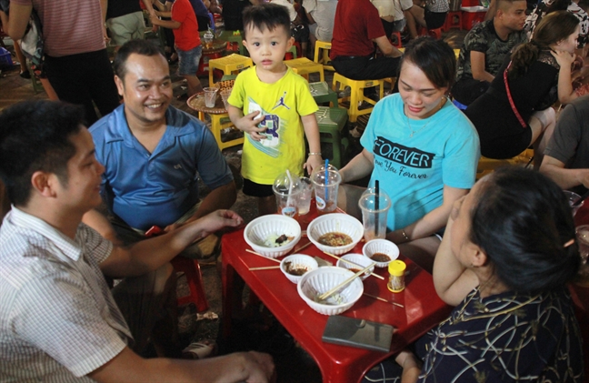 Hang ngan nguoi chen chan trai nghiem pho dem dau tien o Nghe An