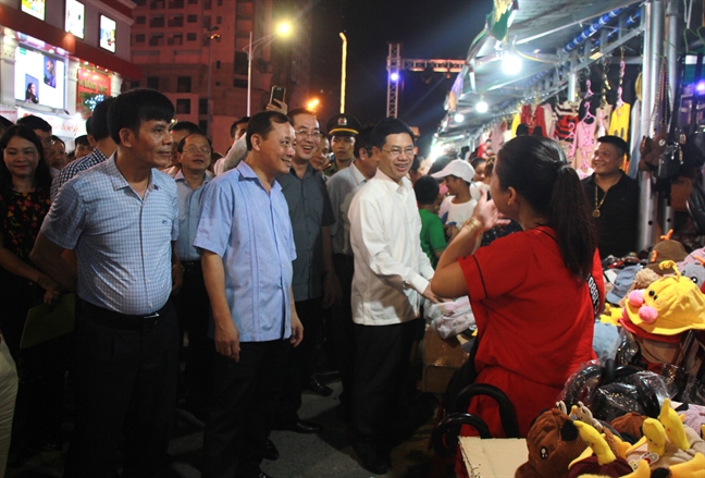 Hang ngan nguoi chen chan trai nghiem pho dem dau tien o Nghe An