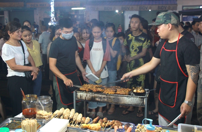 Hang ngan nguoi chen chan trai nghiem pho dem dau tien o Nghe An