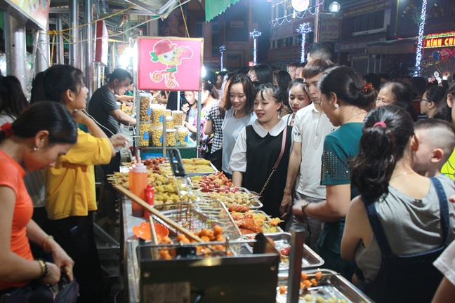 Hang ngan nguoi chen chan trai nghiem pho dem dau tien o Nghe An