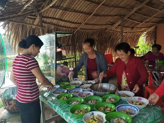 Cham lo tu nguoi cao tuoi den cac em tho