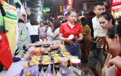 Hàng ngàn người chen chân trải nghiệm phố đêm đầu tiên ở Nghệ An