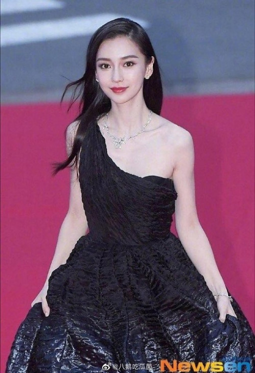 Angelababy suýt vồ ếch trên thảm đỏ LHP Busan