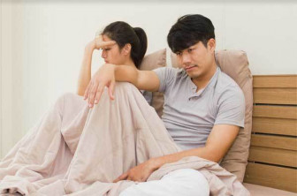 Khốn khổ vì lịch chăn gối của vợ