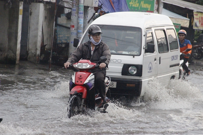 Con duong nua thang ngap ca chuc lan, vua mua dan da phai dap de truoc nha