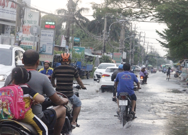 Con duong nua thang ngap ca chuc lan, vua mua dan da phai dap de truoc nha