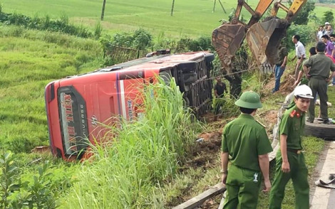 Xe khách lật trên đường sang Lào, hàng chục người thương vong