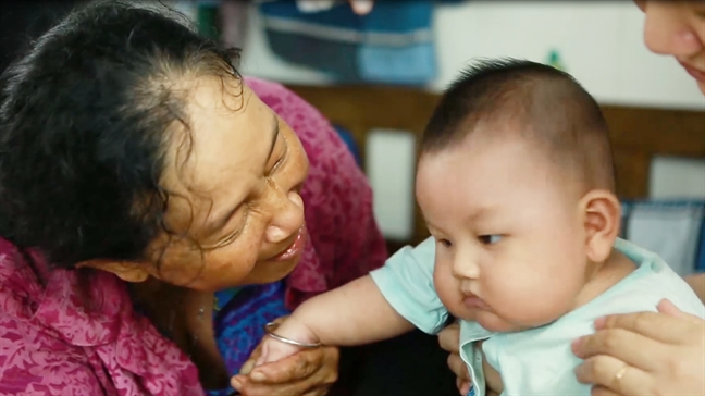 Nam doi tay tran,  diu nhau qua con khon kho