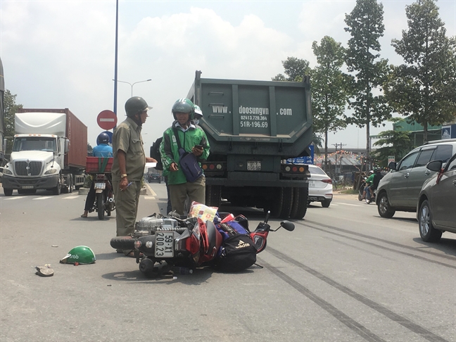 Xe ben vuot den do tong GrabBike giua nga tu, hanh khach nguy kich