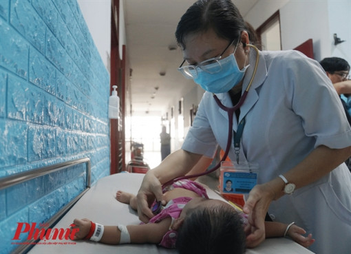 Trẻ bị tay chân miệng nhập viện tăng gấp đôi