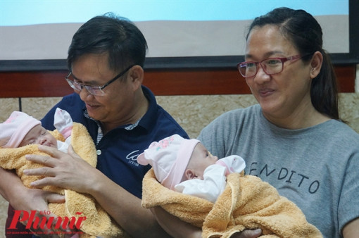 Hai bé gái sinh đôi dính bụng cười rạng rỡ ngày xuất viện