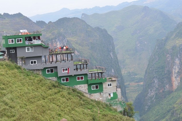 Mac de xuat pha do, nha hang Ma Pi Leng Panorama bong phu son xanh