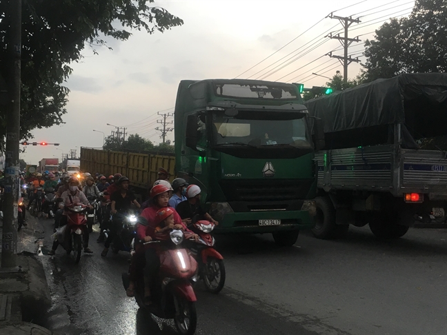 Thung container roi trung dau xe tai, giao thong tac nghen