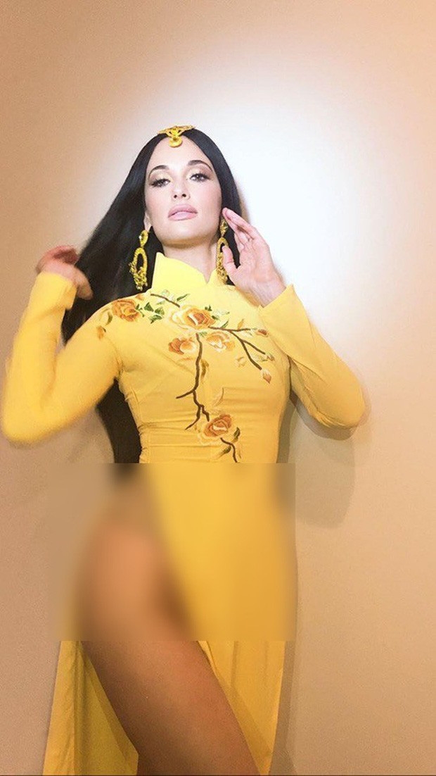 Ngo Thanh Van buc xuc vi nu ca si nguoi My nhao bang ao dai Viet Nam