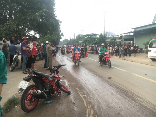 Hang tram nguoi do ra duong xem vu tai nan khien 3 nguoi thuong vong