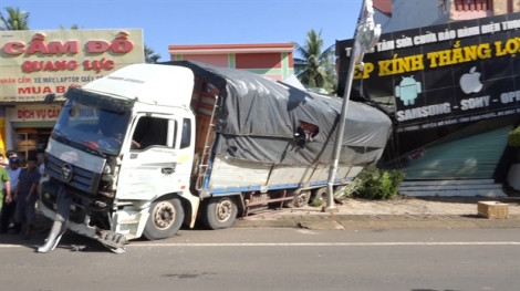 Xe tải chở mì mất thắng tuột dốc, đâm sập nhà dân