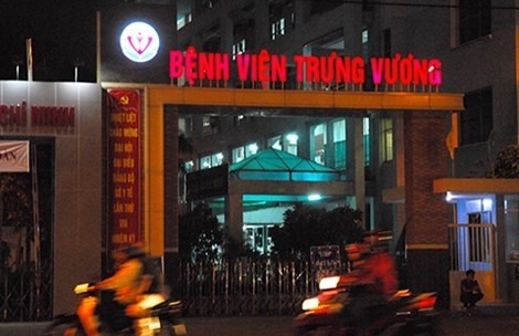 Benh vien Trung Vuong cup dien, nhan vien y te bop bong bang tay cuu benh nhan