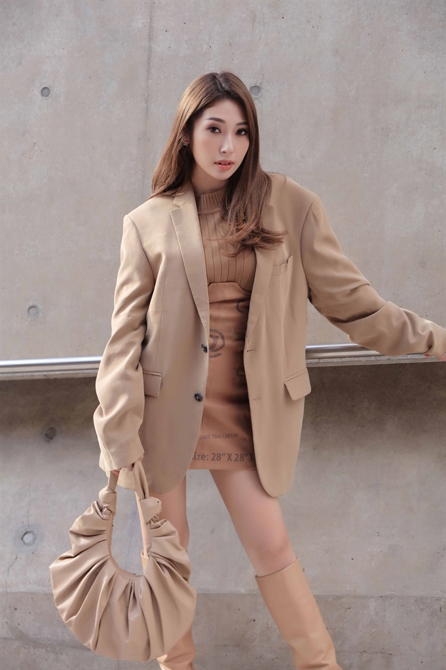 Khong Tu Quynh khoe gu thoi trang 'chat' tai 'Seoul Fashion Week 2019'